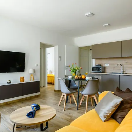 Dora In Kastanjer Appartement